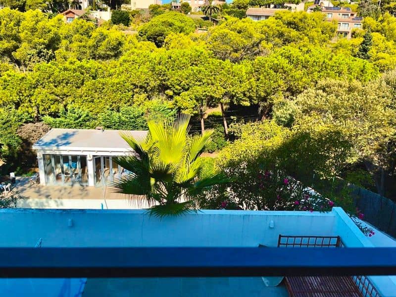 Dos habitaciones cómodas disponibles para alquiler de larga duración en una casa en Montgat.