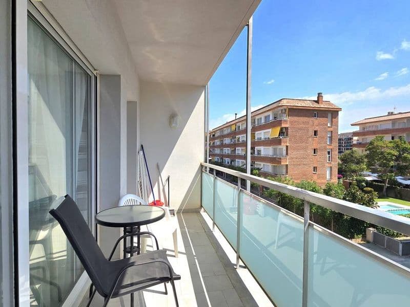 Piso Luminoso De 3 habitaciones Con Amplia Terraza, Piscina Y Excelente Ubicación.