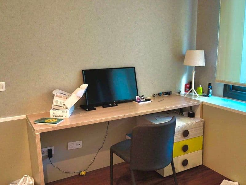 Dos habitaciones cómodas disponibles para alquiler de larga duración en una casa en Montgat.
