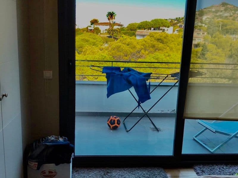 Dos habitaciones cómodas disponibles para alquiler de larga duración en una casa en Montgat.