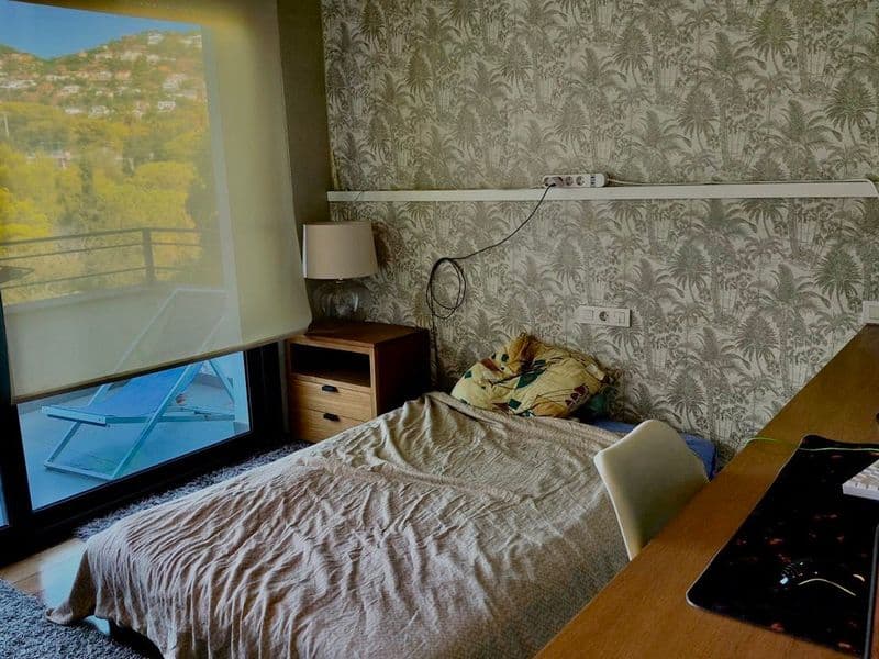 Dos habitaciones cómodas disponibles para alquiler de larga duración en una casa en Montgat.