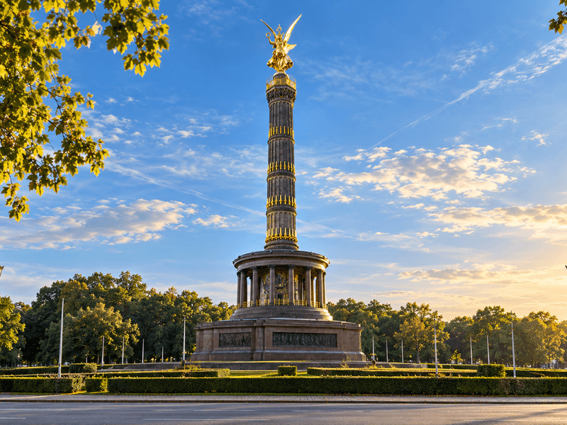 Columna de la Victoria de Berlín con la estatua dorada de Victoria sobre el Tiergarten al atardecer