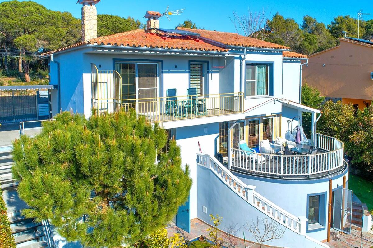 Beautiful House for Sale in Mas Romeu, Just 2 km from the Beach
