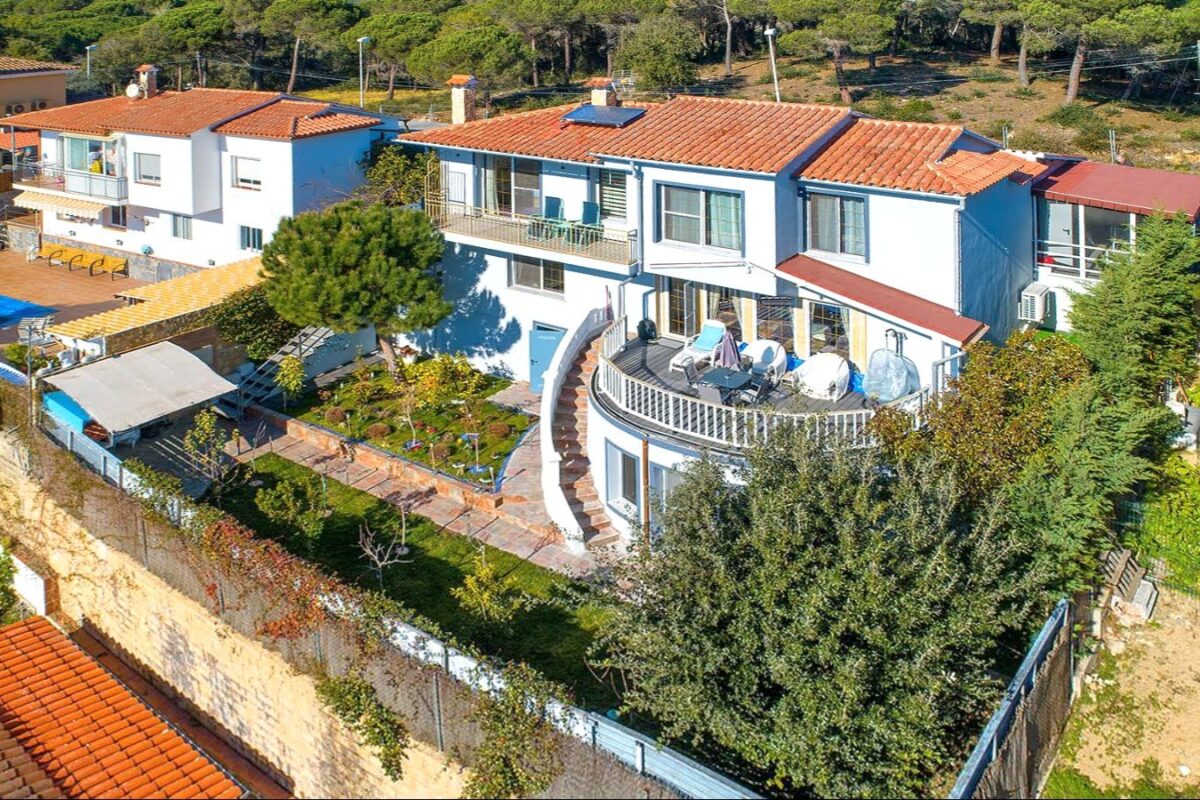 Beautiful House for Sale in Mas Romeu, Just 2 km from the Beach