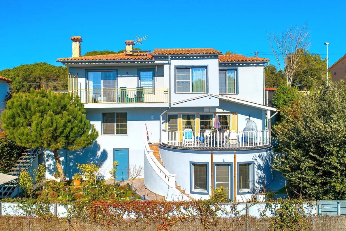 Beautiful House for Sale in Mas Romeu, Just 2 km from the Beach