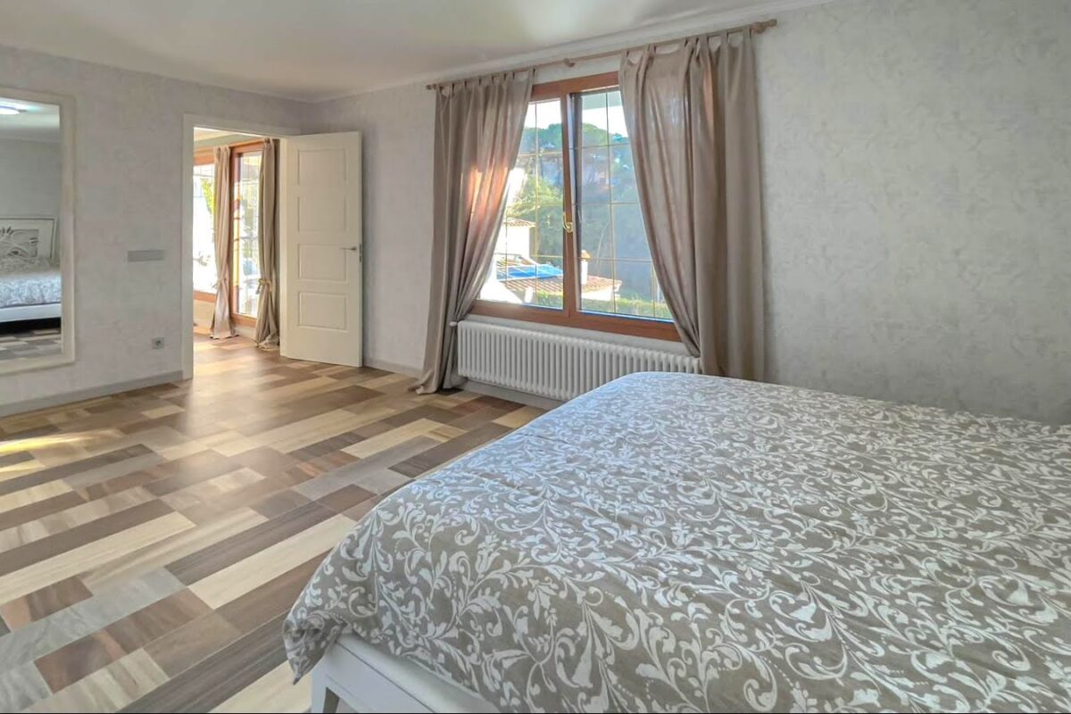 Beautiful House for Sale in Mas Romeu, Just 2 km from the Beach