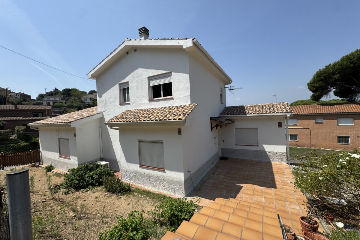 Detached House with Pool in Llinars del Vallès