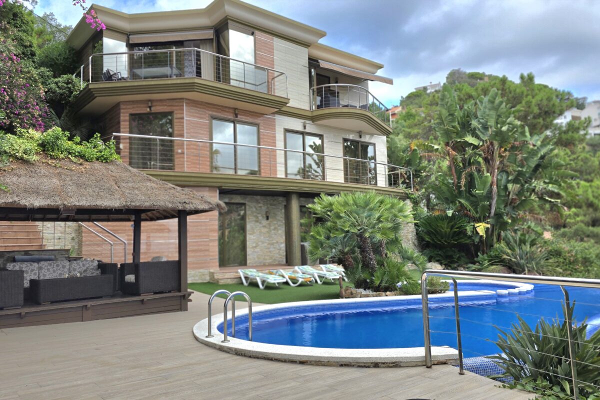 High-Yield Coastal Villa with Panoramic Sea Views & Rental License – Costa Brava