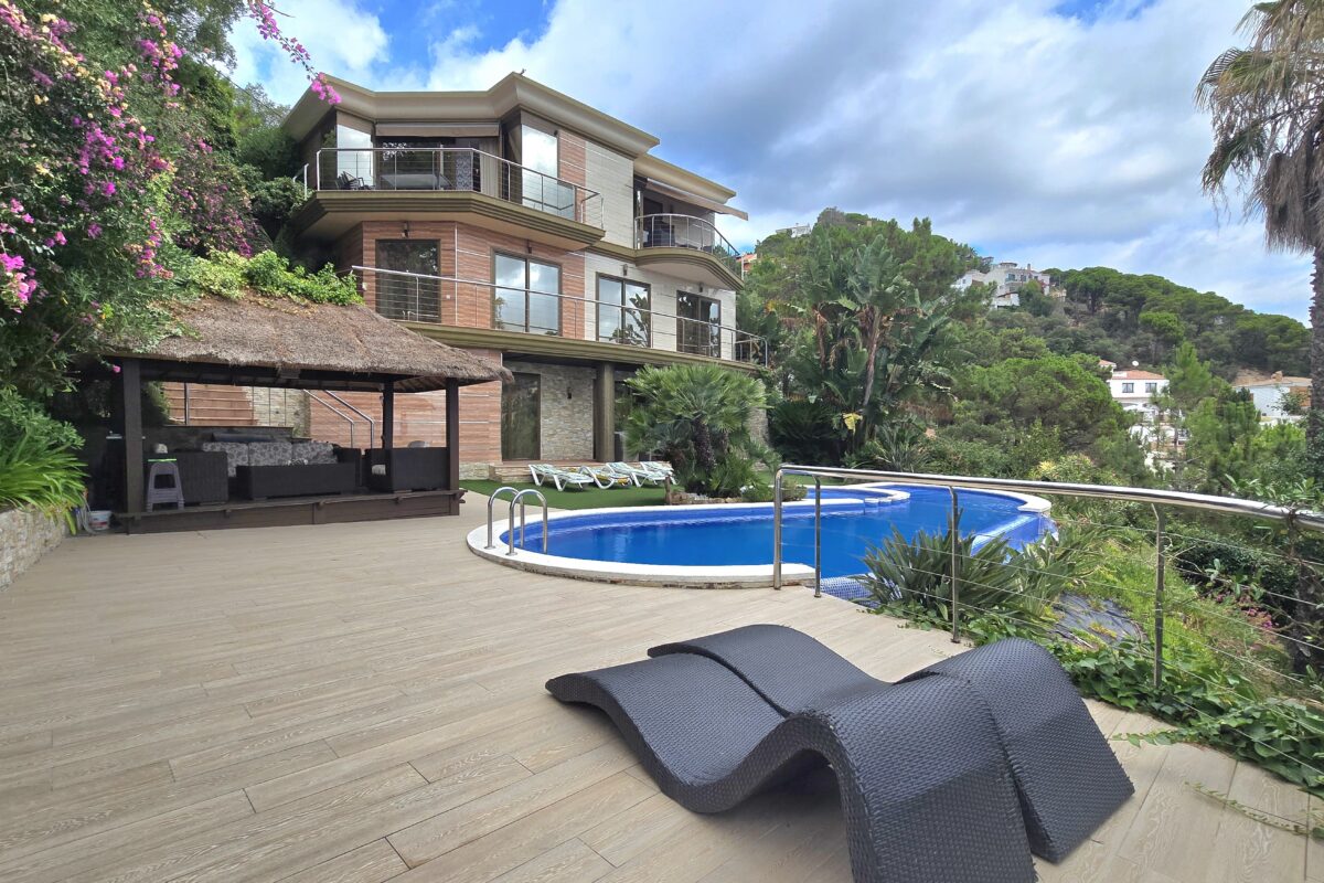 High-Yield Coastal Villa with Panoramic Sea Views & Rental License – Costa Brava