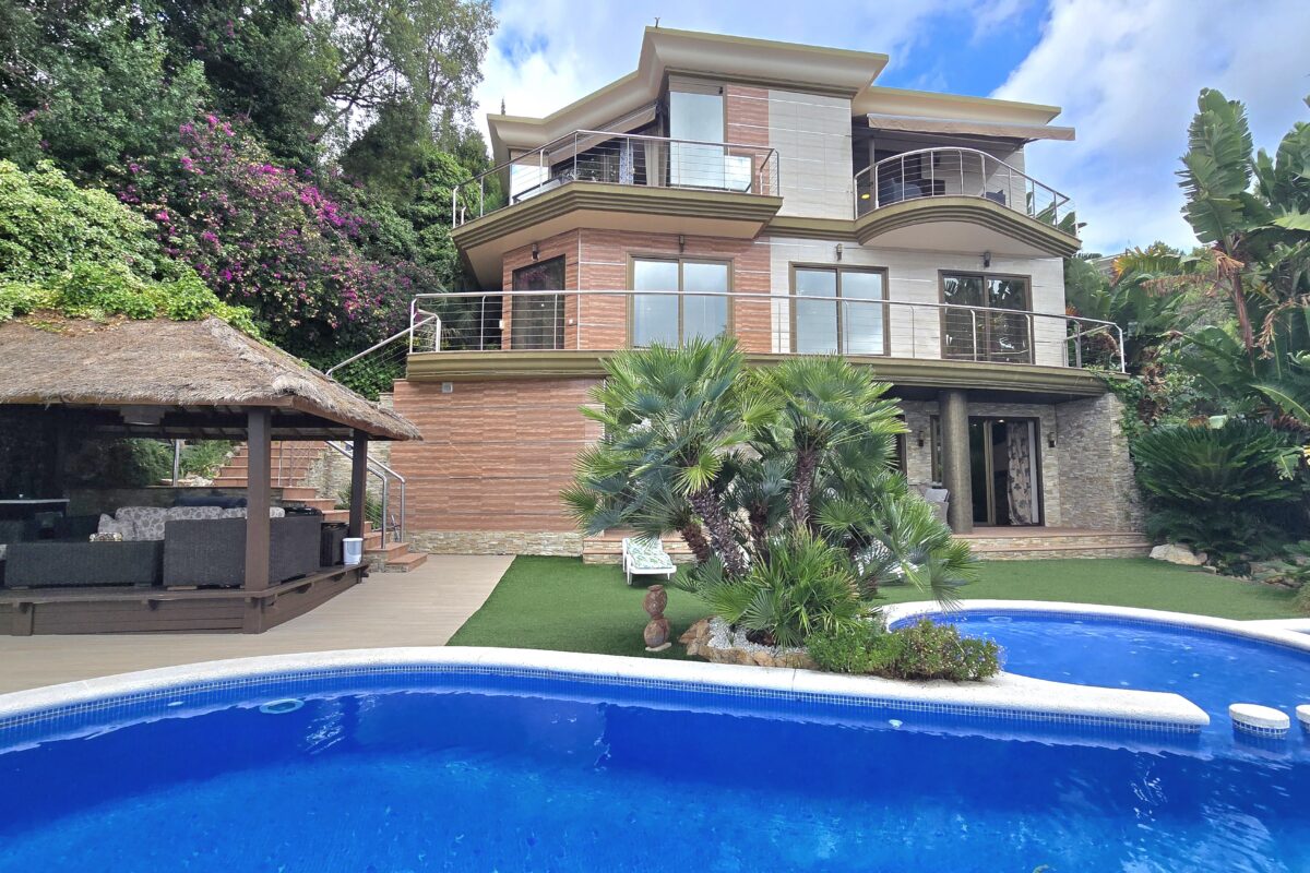 High-Yield Coastal Villa with Panoramic Sea Views & Rental License – Costa Brava