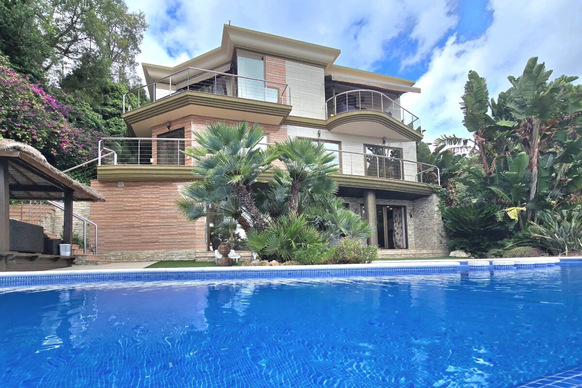 High-Yield Coastal Villa with Panoramic Sea Views & Rental License – Costa Brava