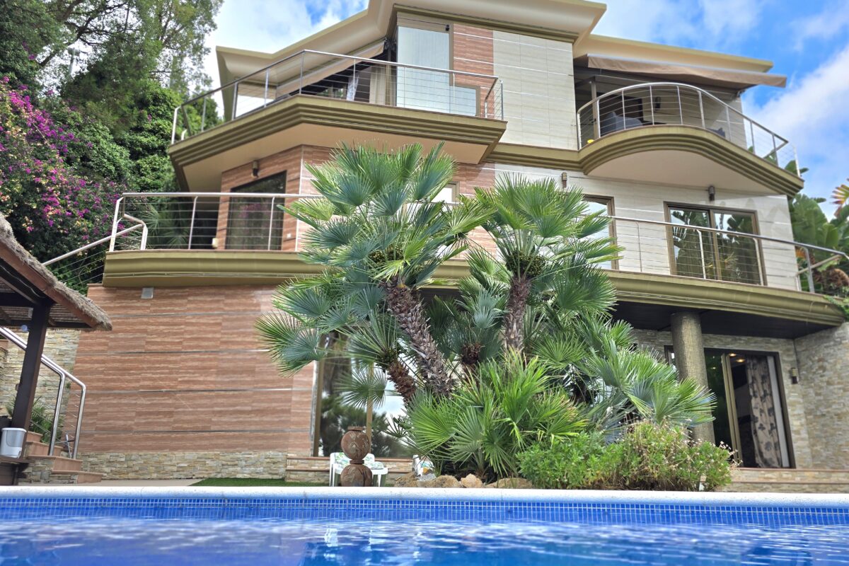 High-Yield Coastal Villa with Panoramic Sea Views & Rental License – Costa Brava