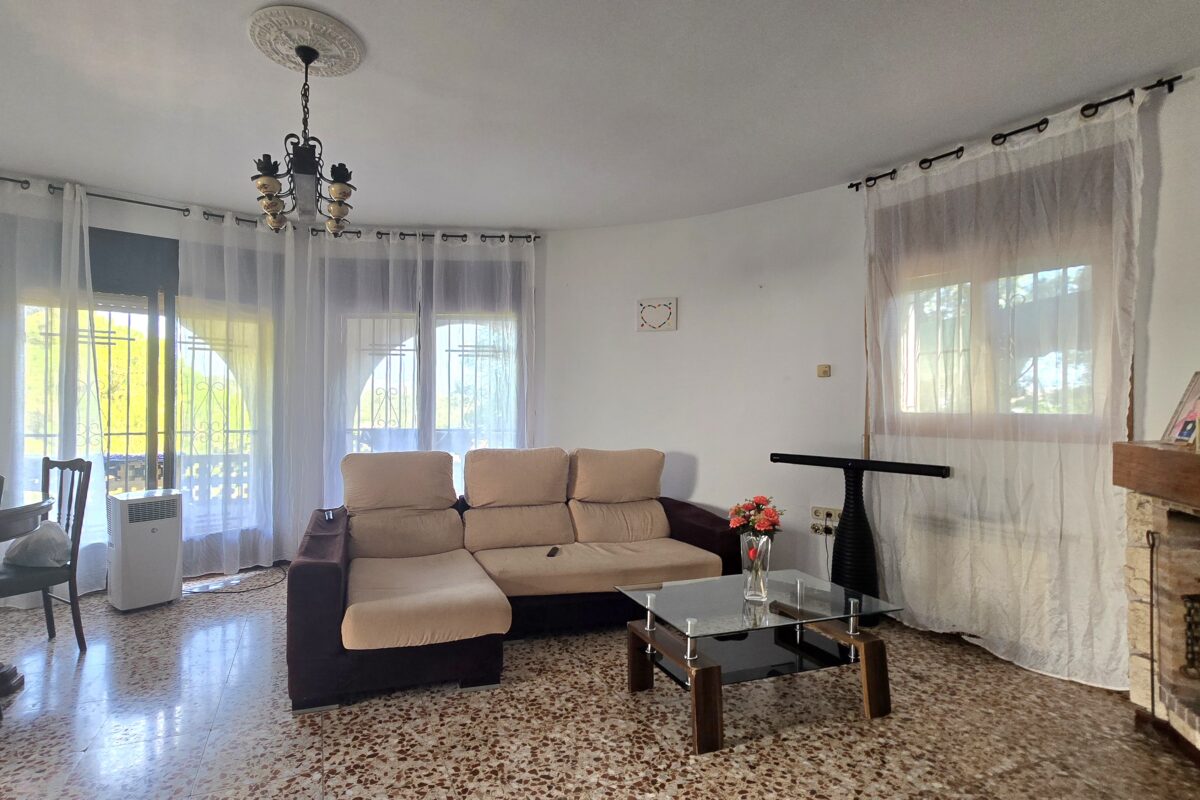 House with Land, Pool, and Parking for Sale in Lloret de Mar