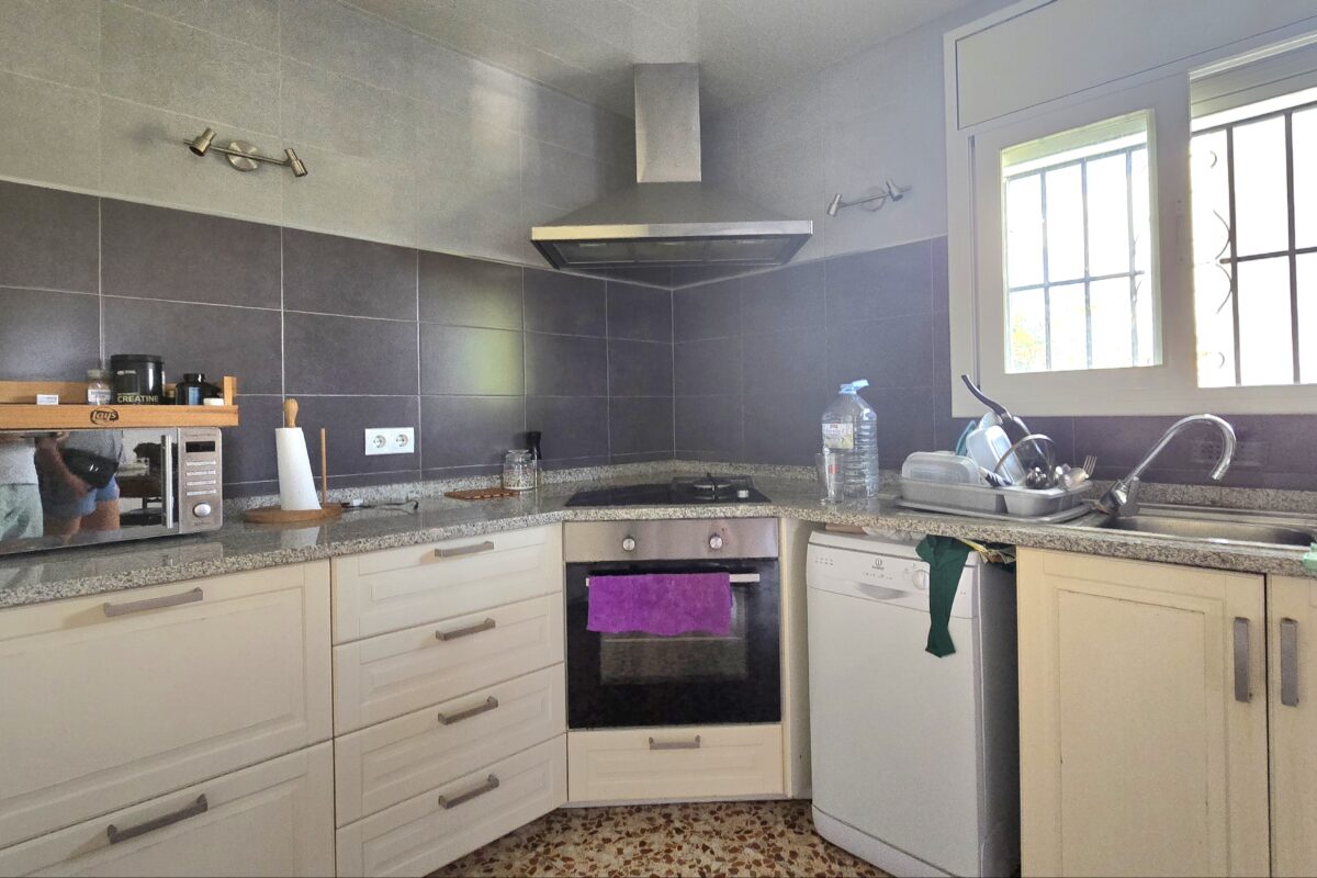 House with Land, Pool, and Parking for Sale in Lloret de Mar