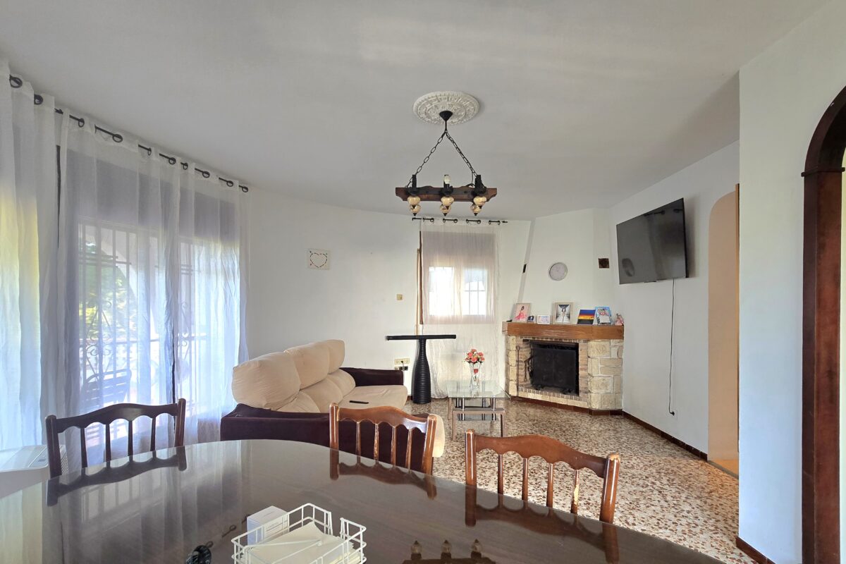 House with Land, Pool, and Parking for Sale in Lloret de Mar