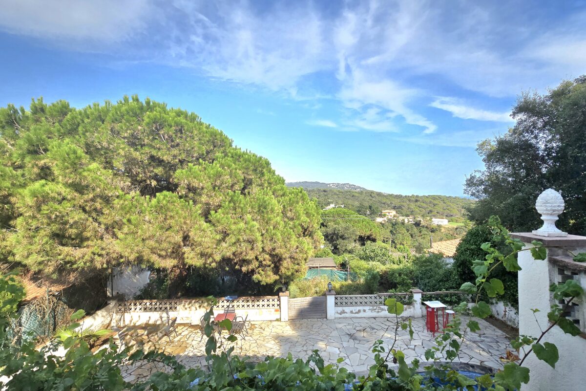 House with Land, Pool, and Parking for Sale in Lloret de Mar