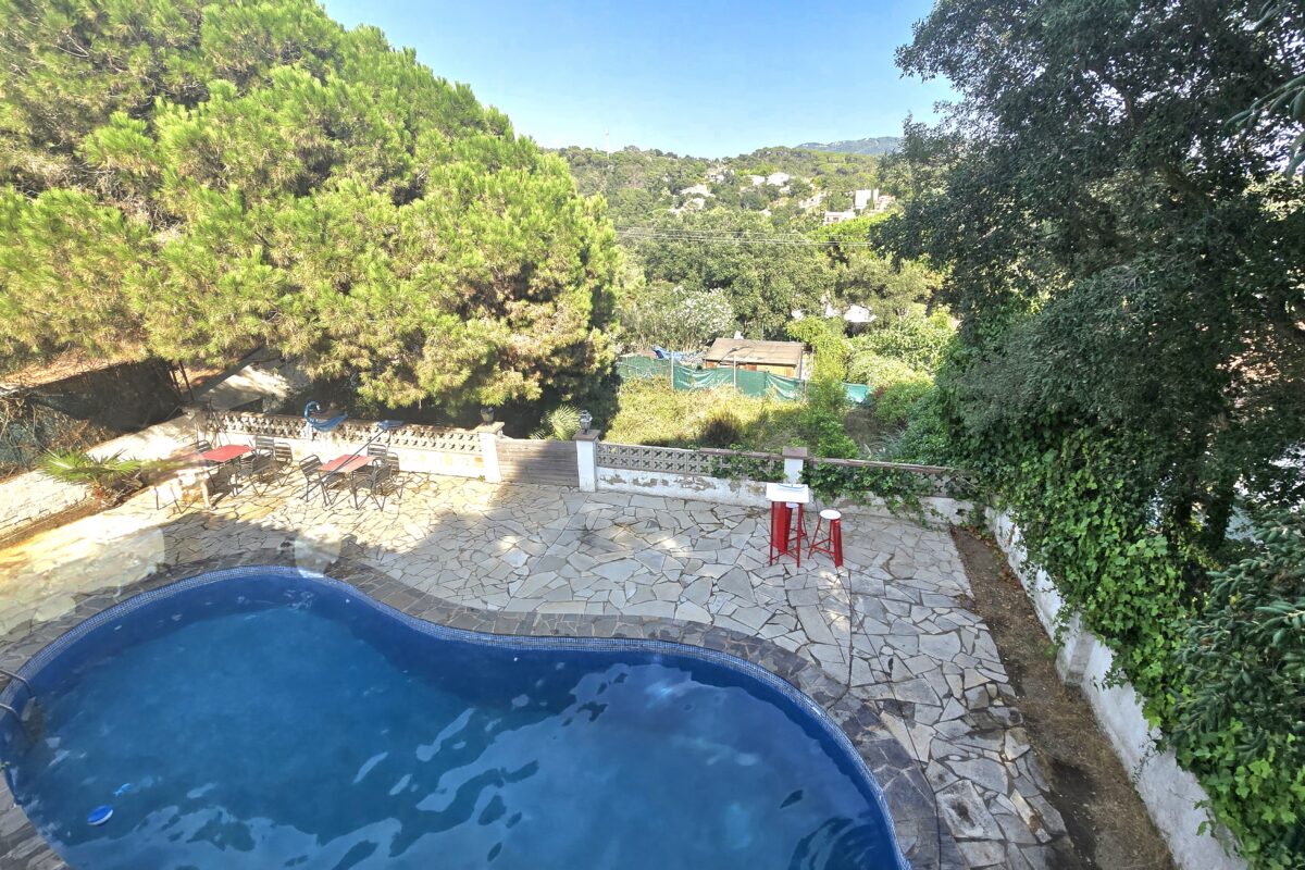 House with Land, Pool, and Parking for Sale in Lloret de Mar