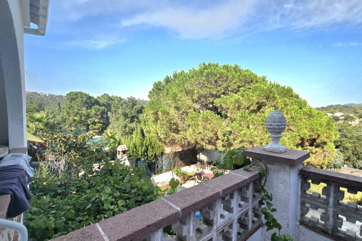 House with Land, Pool, and Parking for Sale in Lloret de Mar