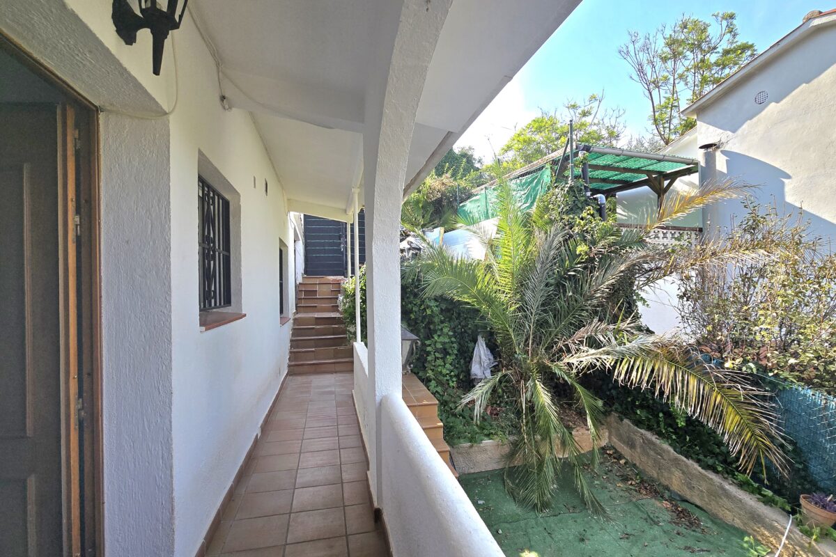 House with Land, Pool, and Parking for Sale in Lloret de Mar