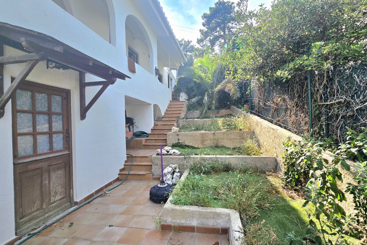 House with Land, Pool, and Parking for Sale in Lloret de Mar