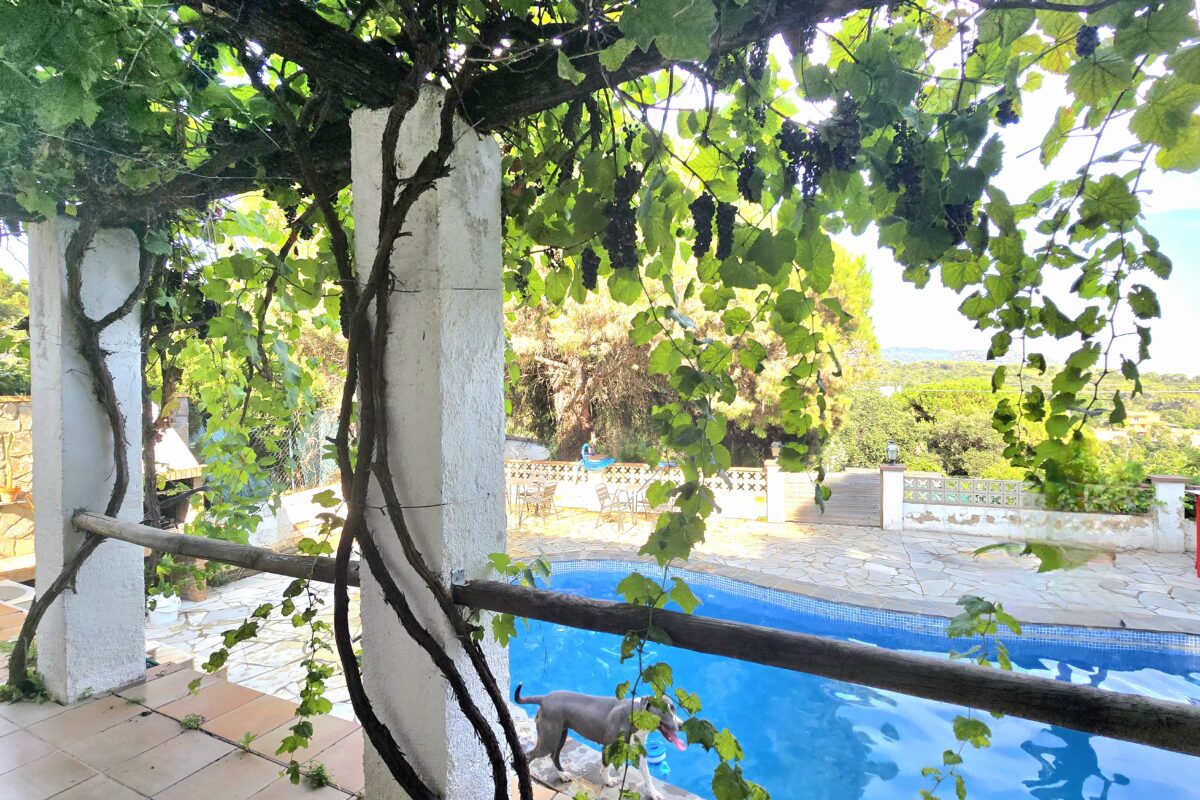 House with Land, Pool, and Parking for Sale in Lloret de Mar