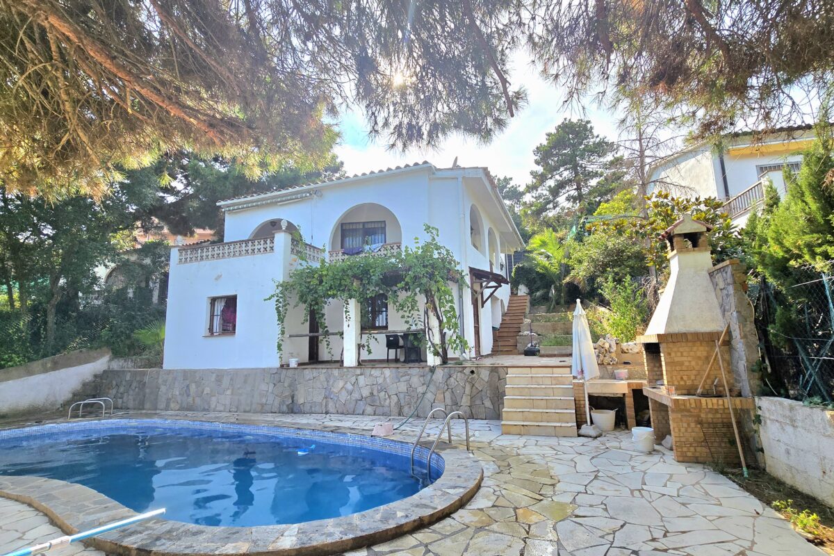 House with Land, Pool, and Parking for Sale in Lloret de Mar