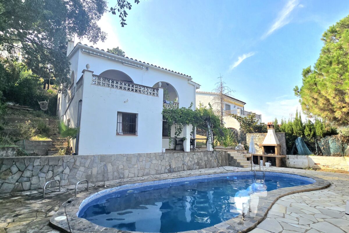 House with Land, Pool, and Parking for Sale in Lloret de Mar