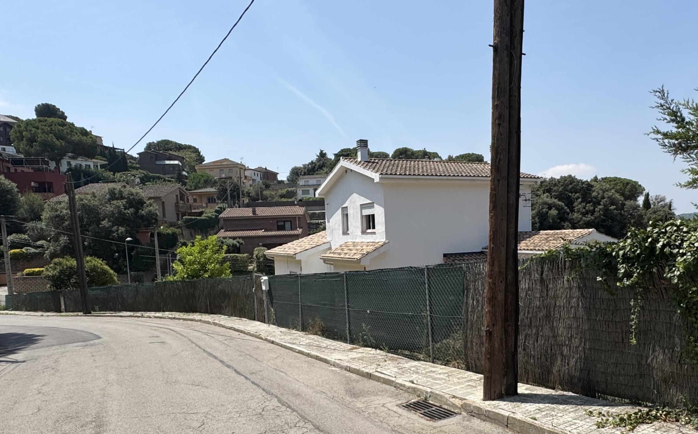 Entrada-peatonal-y-valla