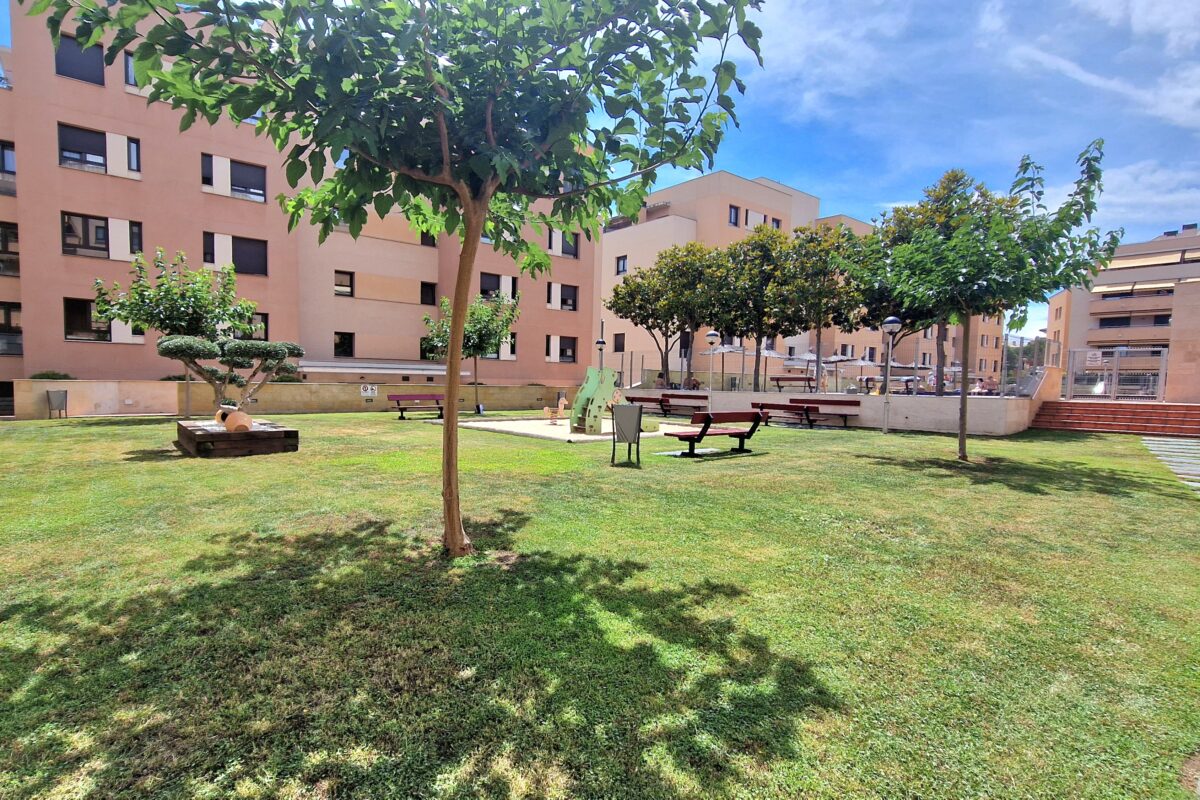 Bright Apartment Near the Beach in Fenals — Peaceful Living with Pool