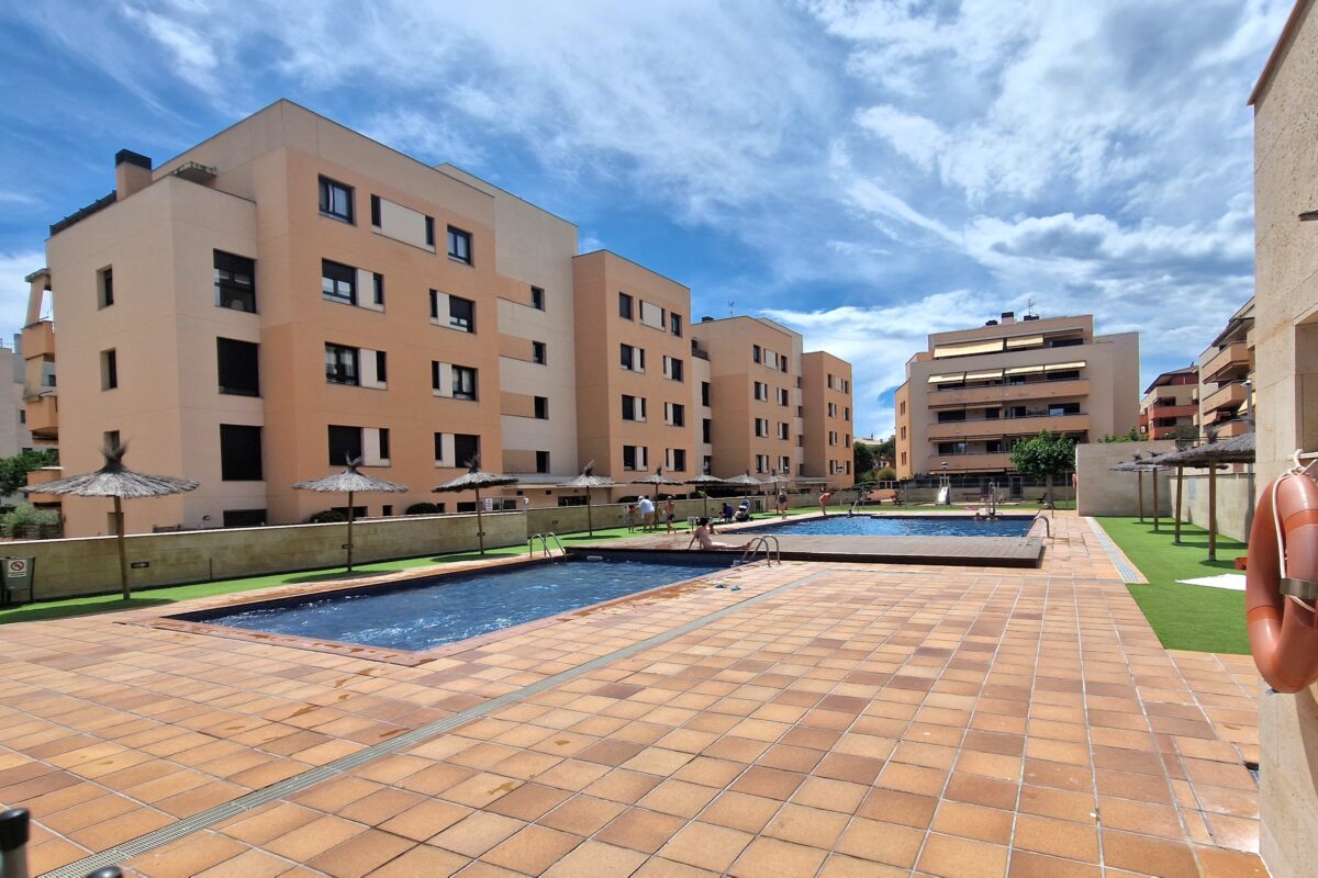 Bright Apartment Near the Beach in Fenals — Peaceful Living with Pool