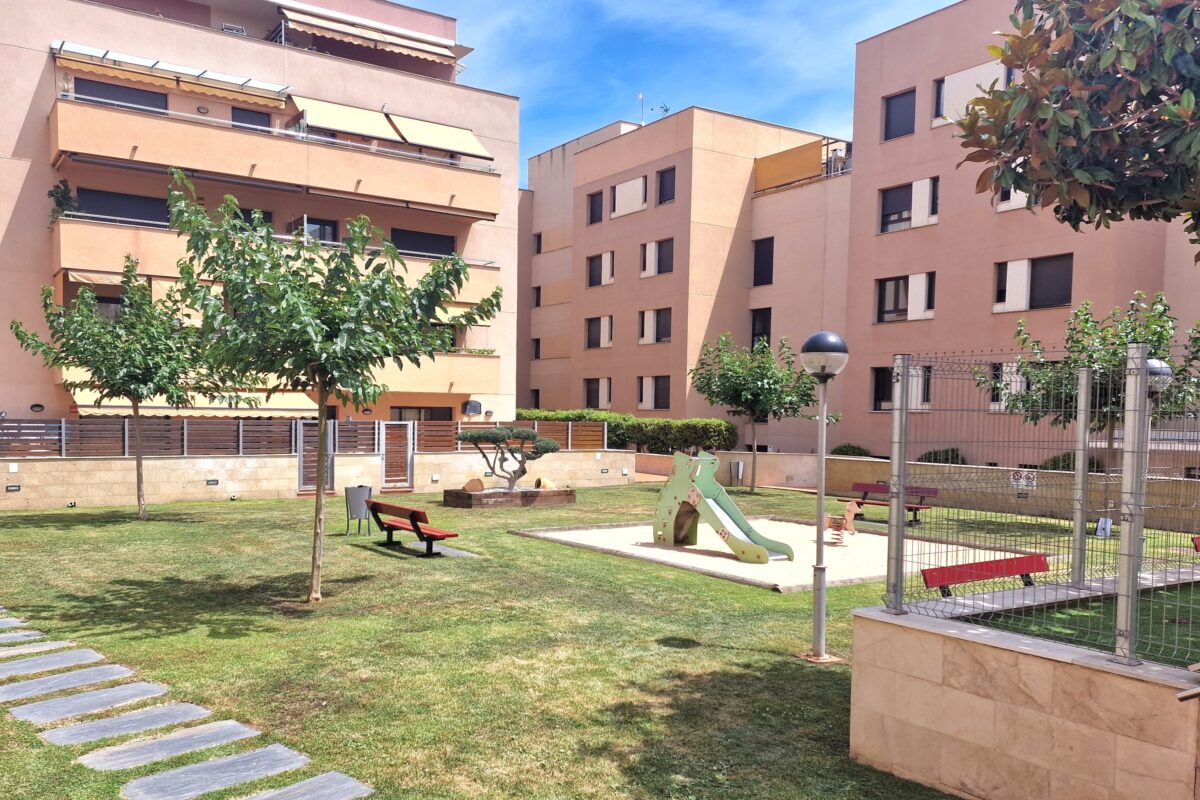 Bright Apartment Near the Beach in Fenals — Peaceful Living with Pool