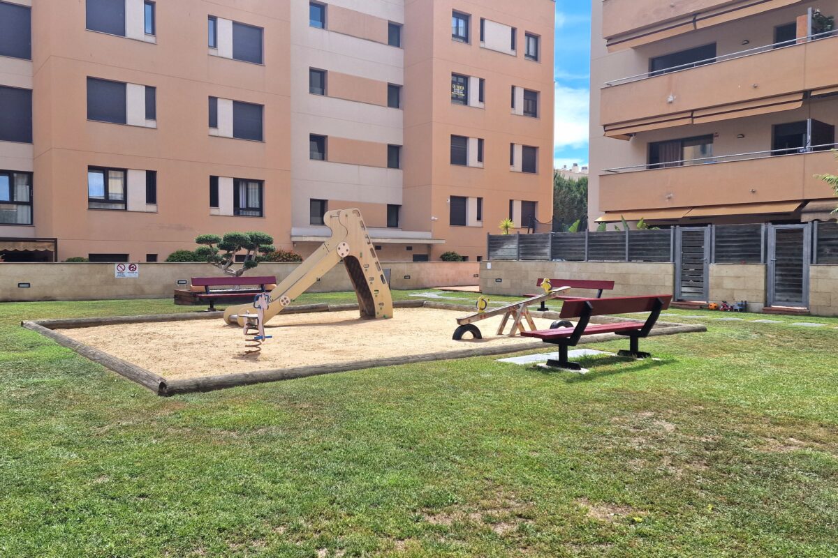 Bright Apartment Near the Beach in Fenals — Peaceful Living with Pool