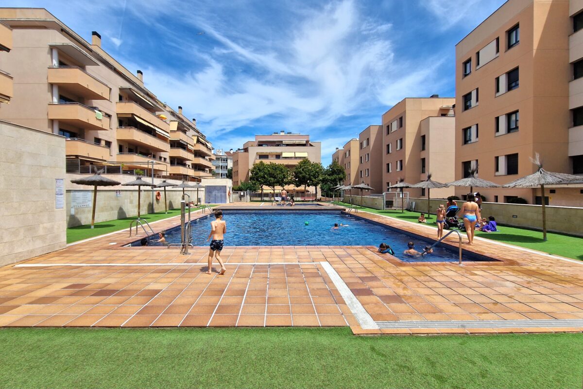 Bright Apartment Near the Beach in Fenals — Peaceful Living with Pool